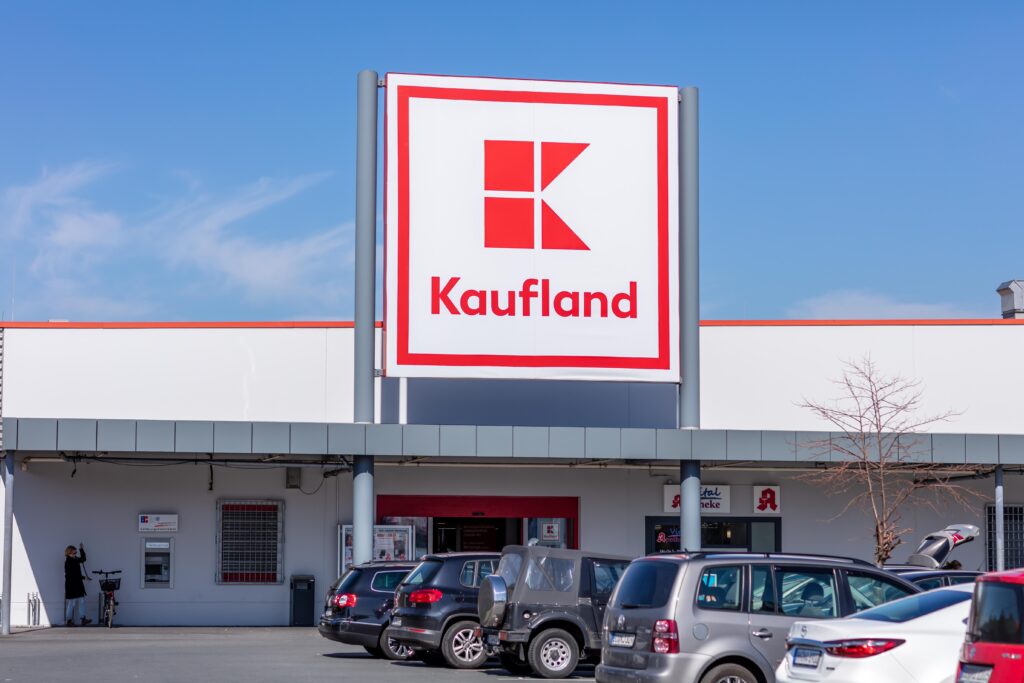 Log von Kaufland über einer Filiale